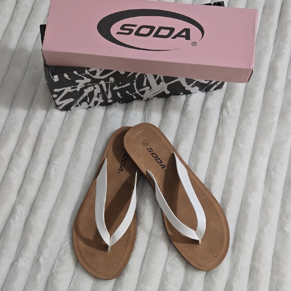Soda Women's Sandals - White and Brown